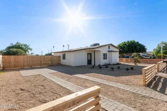 a view of a backyard