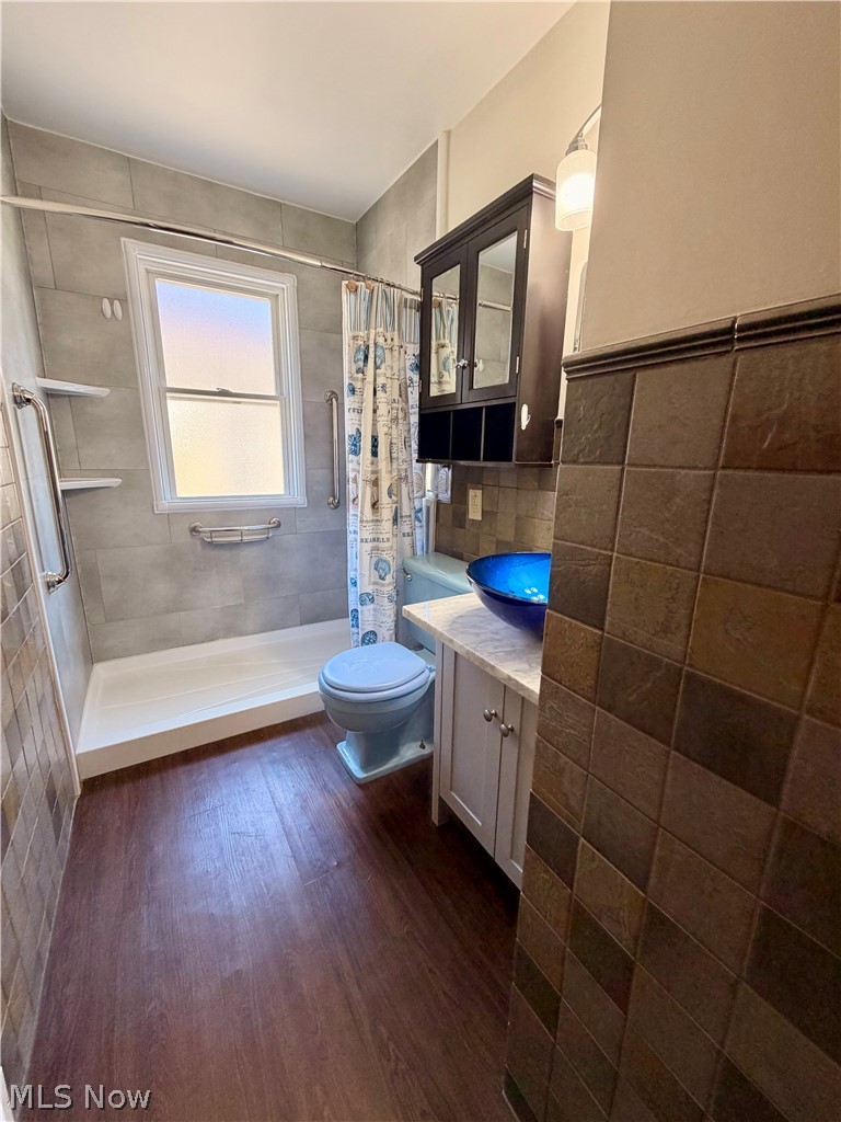 4610 Redfern Road Parma, OH 44134 - Photo 9 of 28 Updated bath with newer shower