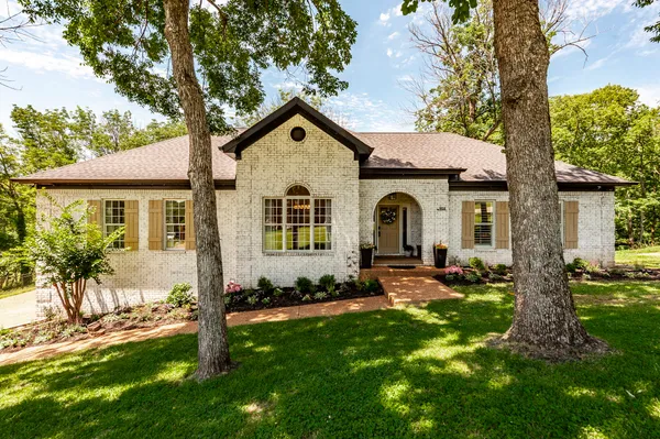 $825,000 | 908 East Cynthia Trail, Goodlettsville, TN 37072