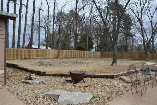 a view of a backyard