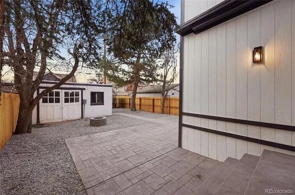 a view of a house with backyard and tree