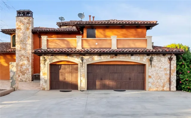 a view of a pathway with a yard