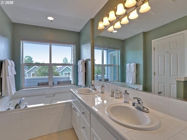 407 Northeast Roth Street Portland, OR 97211 - Photo 15 of 23 Bathroom, Attached