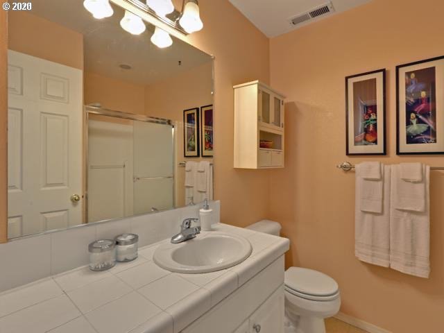 407 Northeast Roth Street Portland, OR 97211 - Photo 17 of 23 Bathroom, Attached