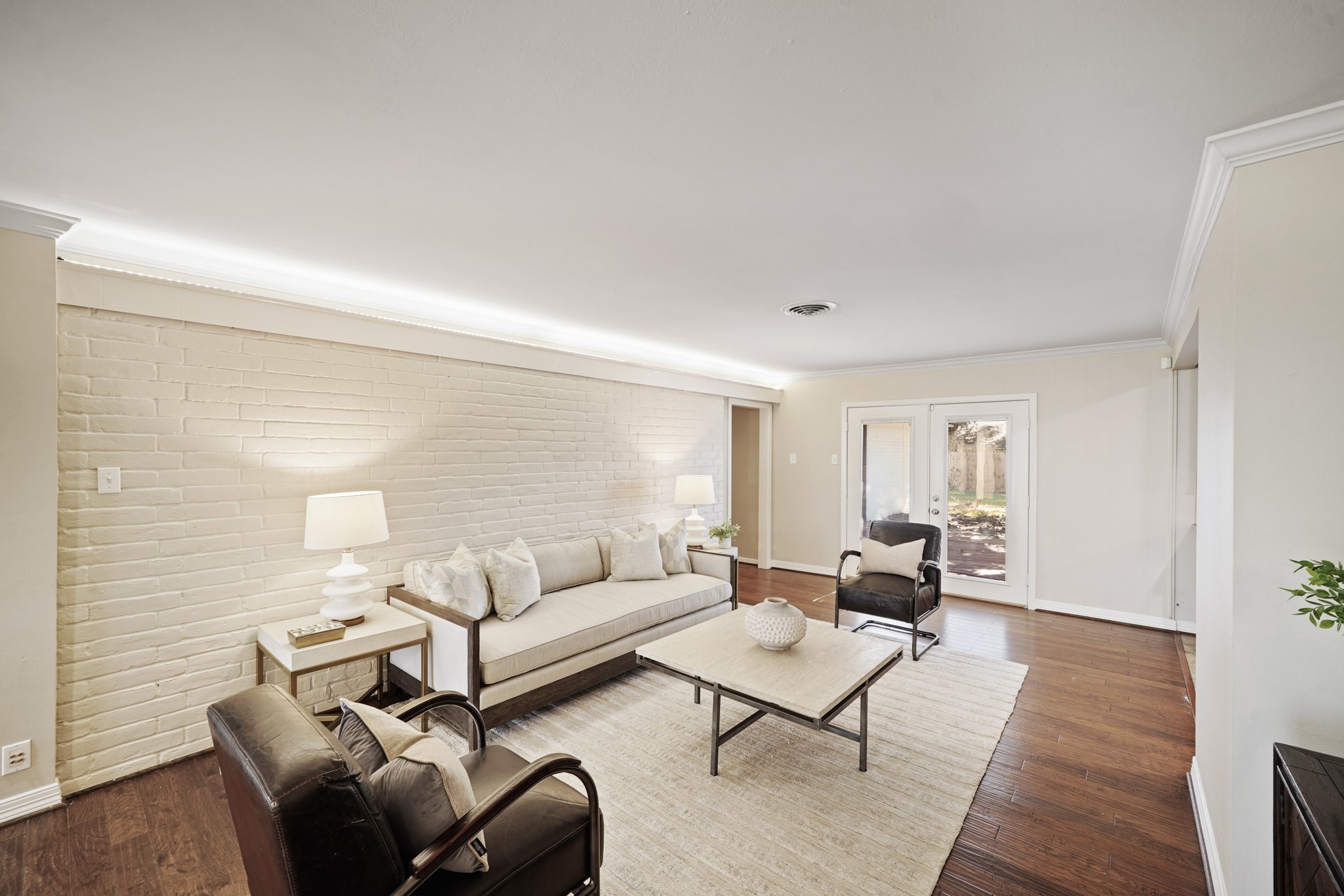 5671 Sylmar Road Houston, TX 77081 - Photo 11 of 50 a living room with furniture wooden floor and a lamp