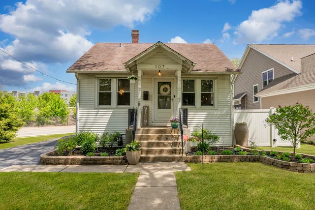 $380,000 | 107 South Burton Place, Arlington Heights, IL 60005