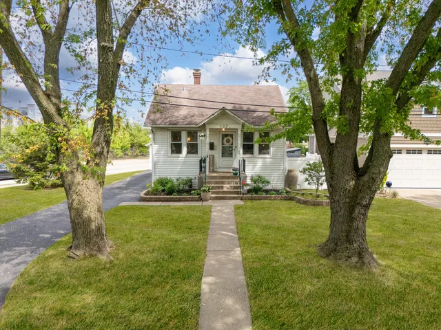 $380,000 | 107 South Burton Place, Arlington Heights, IL 60005