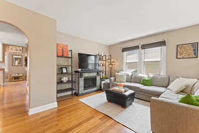 $380,000 | 107 South Burton Place, Arlington Heights, IL 60005