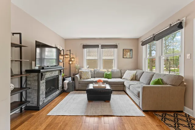 $380,000 | 107 South Burton Place, Arlington Heights, IL 60005