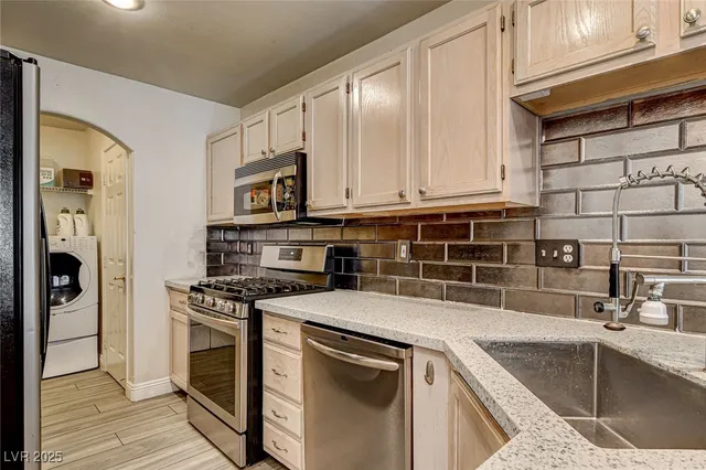 $319,900 | 916 Twinkling Sky Avenue, Henderson, NV 89015