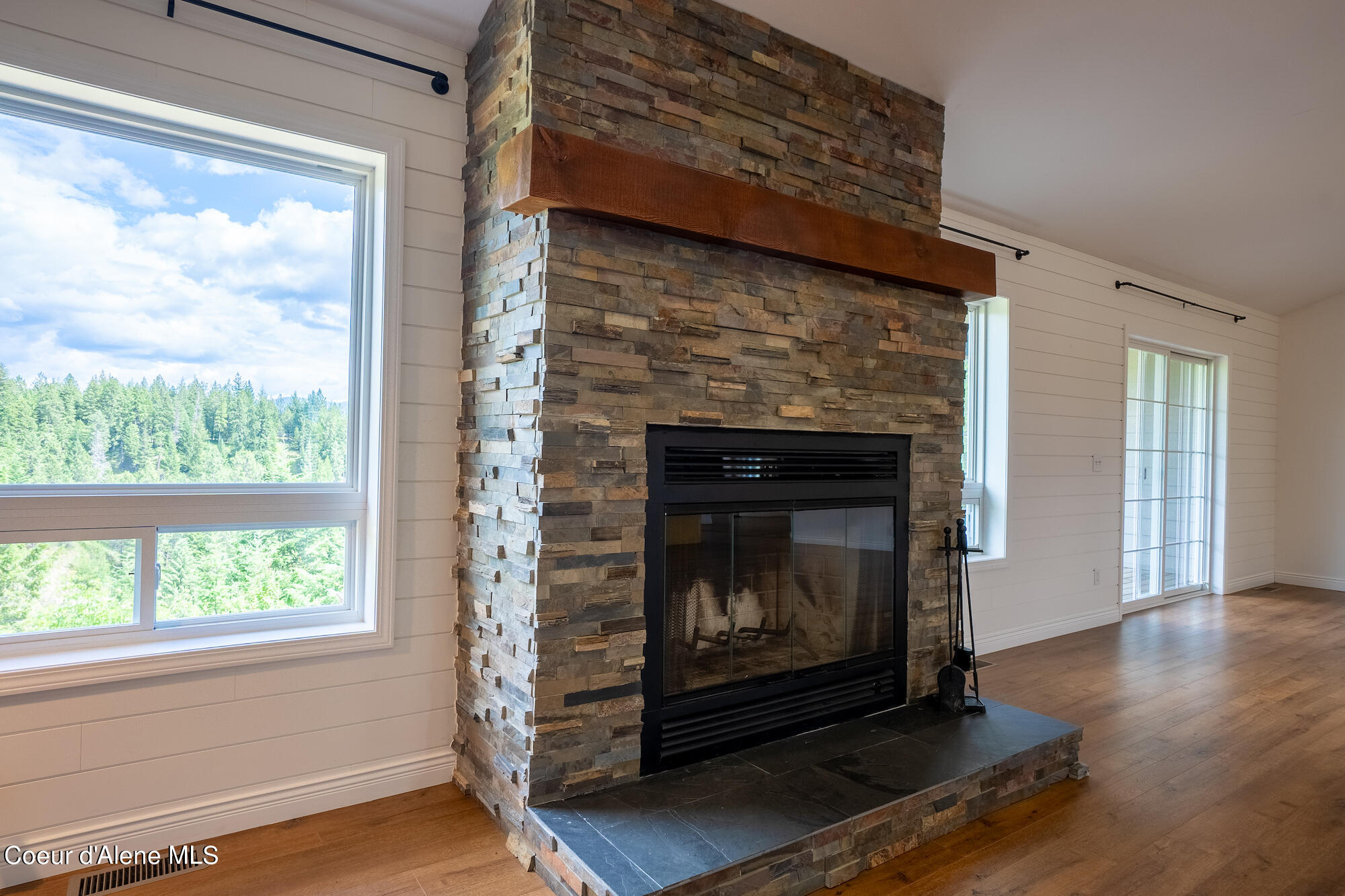 1588 Sunrise Road Bonners Ferry, ID 83805 - Photo 6 of 23 Living Room