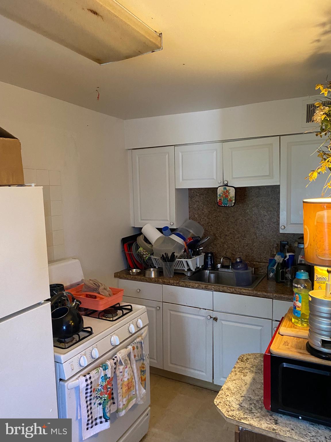 241 Spring Valley Road Darby, PA 19023 - Photo 5 of 15