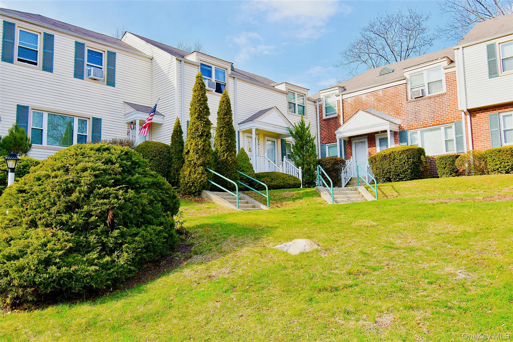 a view of a house with backyard