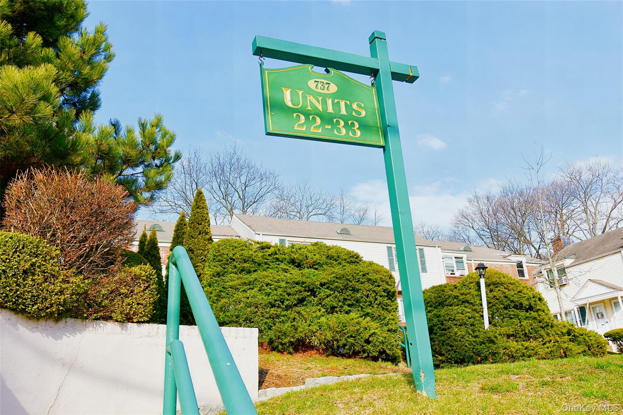 737 Tuckahoe Road, Unit 23 Yonkers, NY 10710 - Photo 11 of 12 a view of a garden