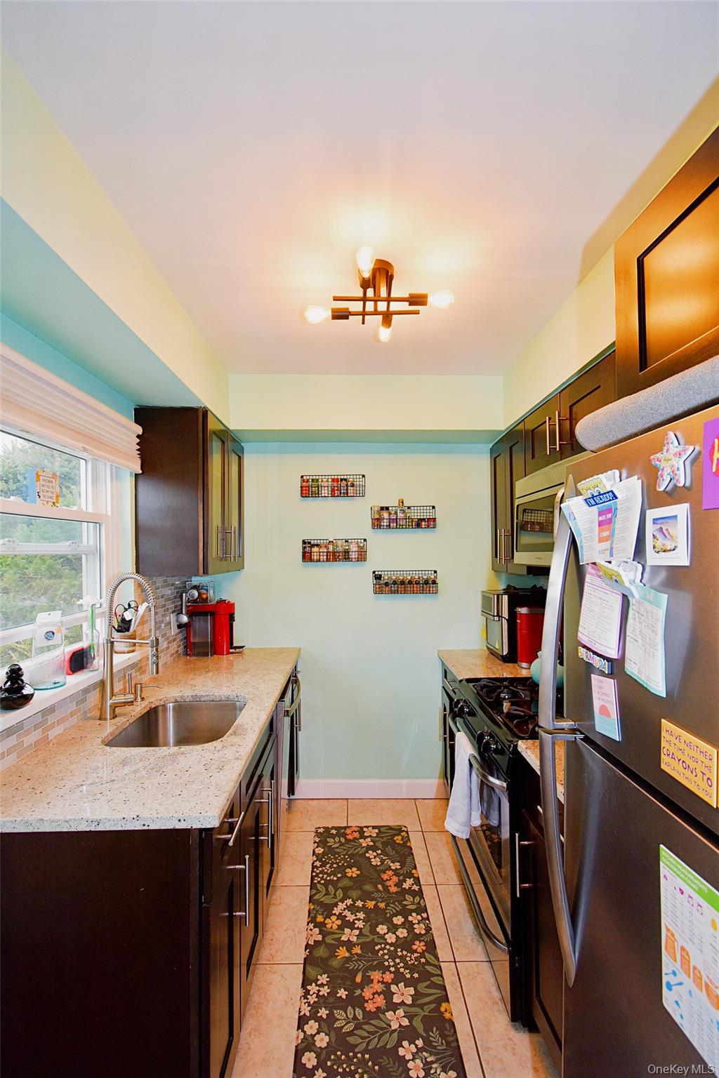 737 Tuckahoe Road, Unit 23 Yonkers, NY 10710 - Photo 6 of 12 a very nice looking room with a couch