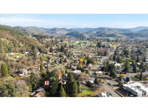 $235,000 | 635 Northwest 4th Avenue, Myrtle Creek, OR 97457