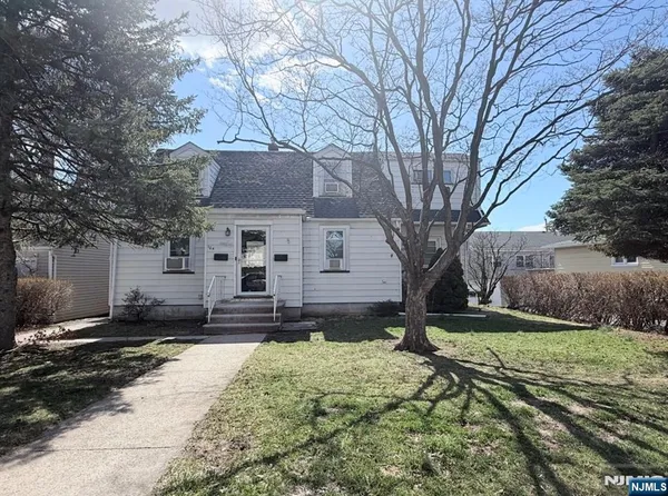 $2,600 | 104 Echo Place, Unit 2, Elmwood Park, NJ 07407