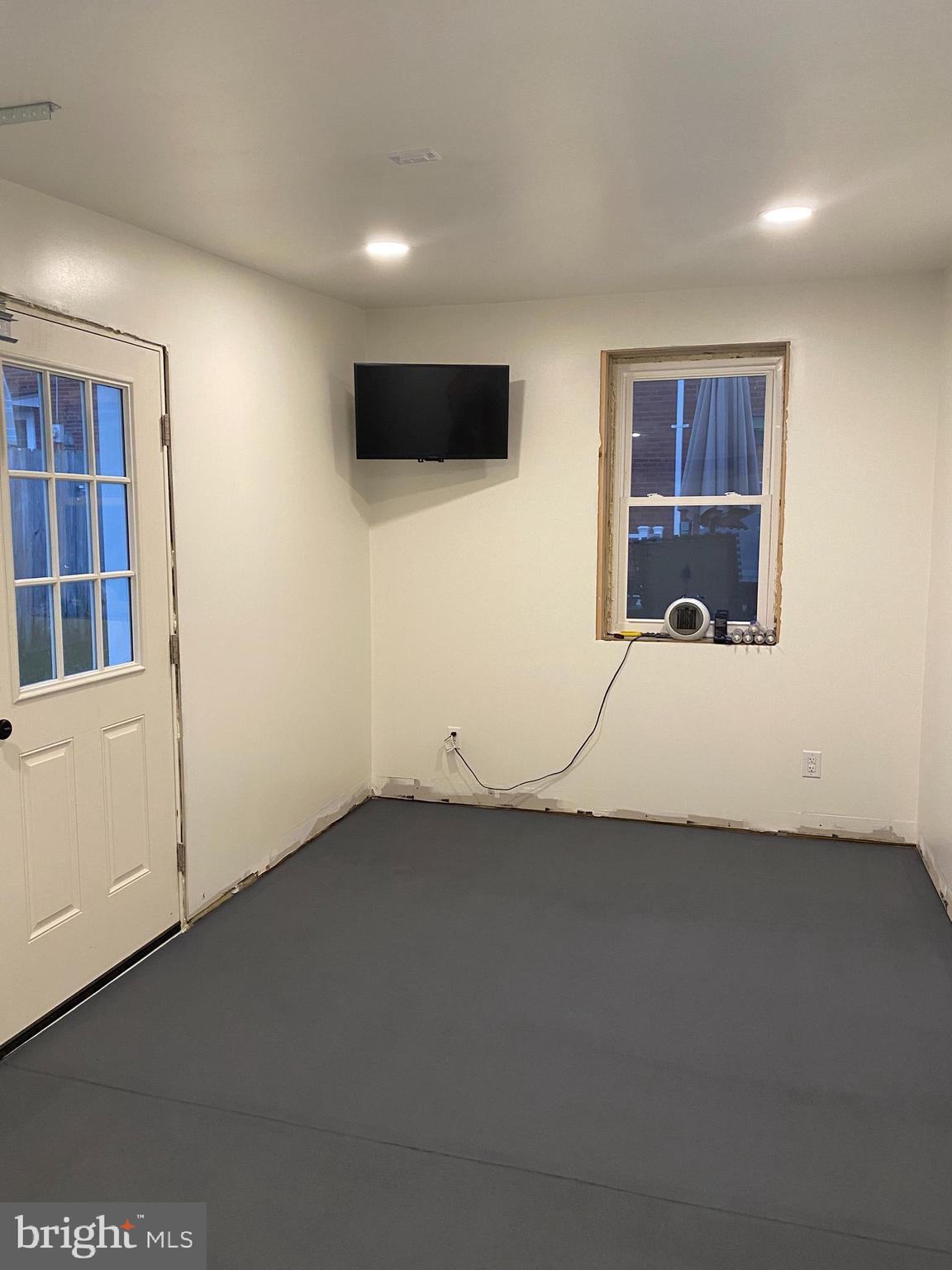 319 North Reservoir Street Lancaster, PA 17602 - Photo 40 of 44 an empty room with windows