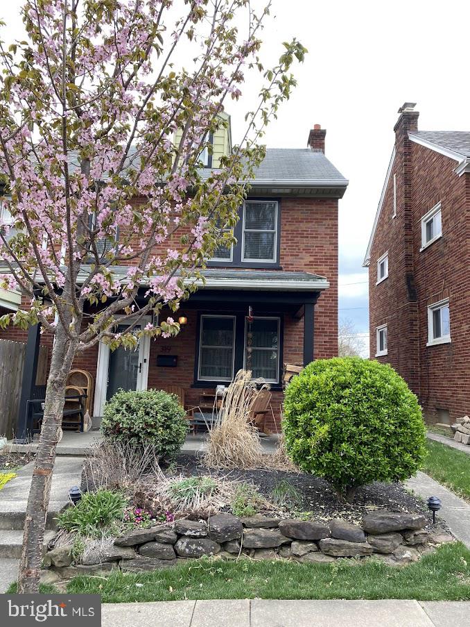 319 North Reservoir Street Lancaster, PA 17602 - Photo 5 of 44 a front view of a house with garden