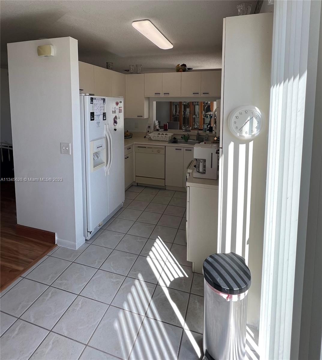 Towngate Pembroke Pines, FL 33028 - Photo 27 of 31 a kitchen with stainless steel appliances a refrigerator and a stove