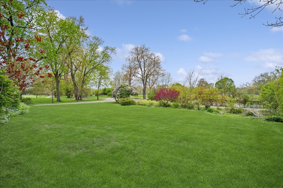 1372 Sunview Lane Winnetka, IL 60093 - Photo 38 of 49