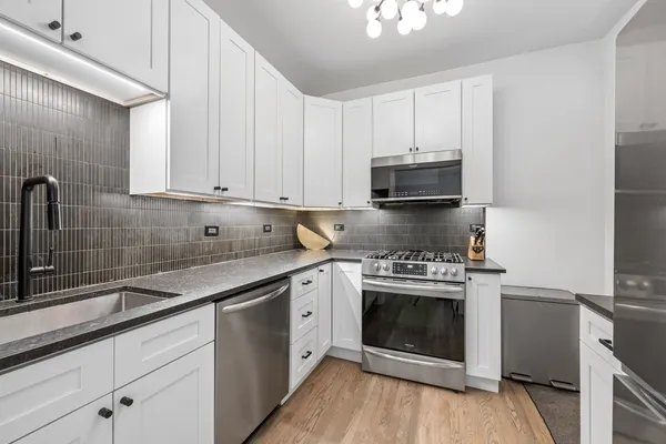 $279,000 | 1627 West Lawrence Avenue, Unit 1, Chicago, IL 60640