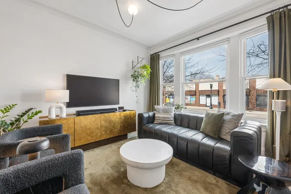 $279,000 | 1627 West Lawrence Avenue, Unit 1, Chicago, IL 60640