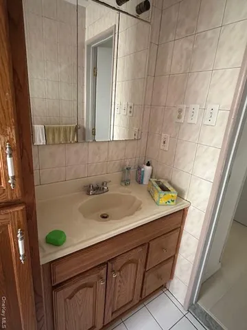 $3,950 | 162 Rolling Street, Unit 1, Malverne, NY 11565