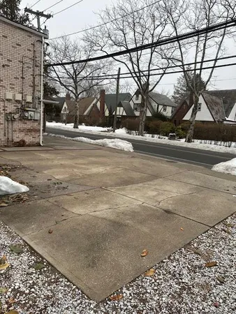 $3,900 | 162 Rolling Street, Unit 1, Malverne, NY 11565