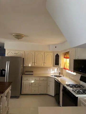 $3,950 | 162 Rolling Street, Unit 1, Malverne, NY 11565