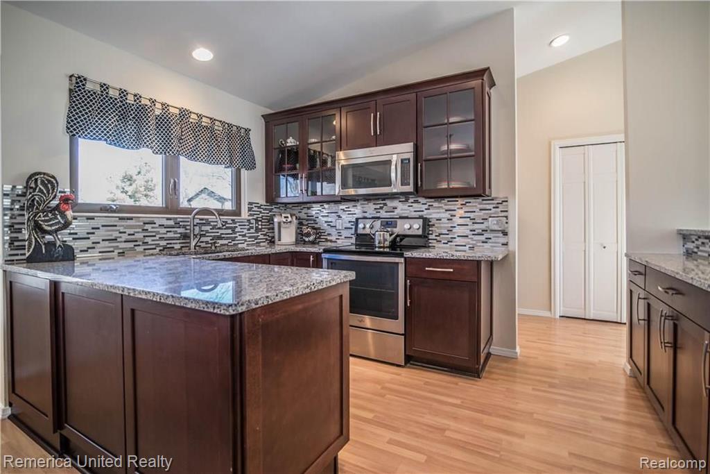 2105 Warrington Road Rochester Hills, MI 48307 - Photo 6 of 36