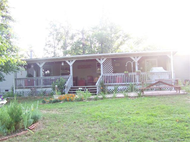 250 Day Lane Tennessee Ridge, TN 37178 - Photo 6 of 20 Covered Back Deck.