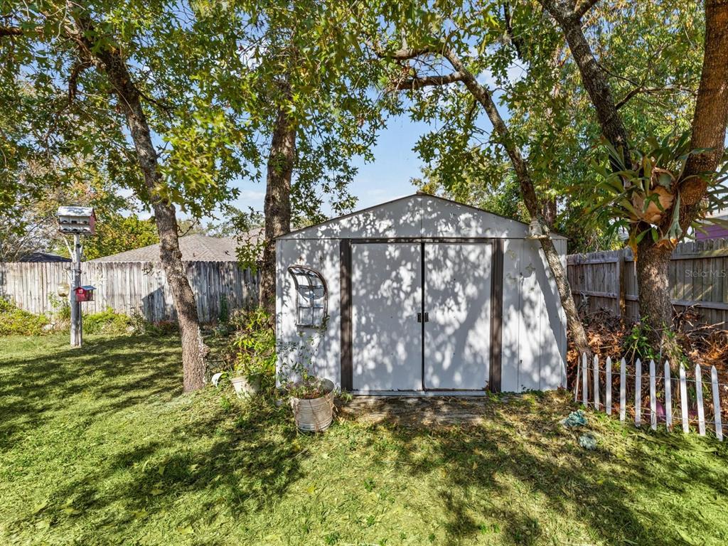 11217 Kangley Lane Spring Hill, FL 34608 - Photo 35 of 43 a backyard of a house with table and chairs