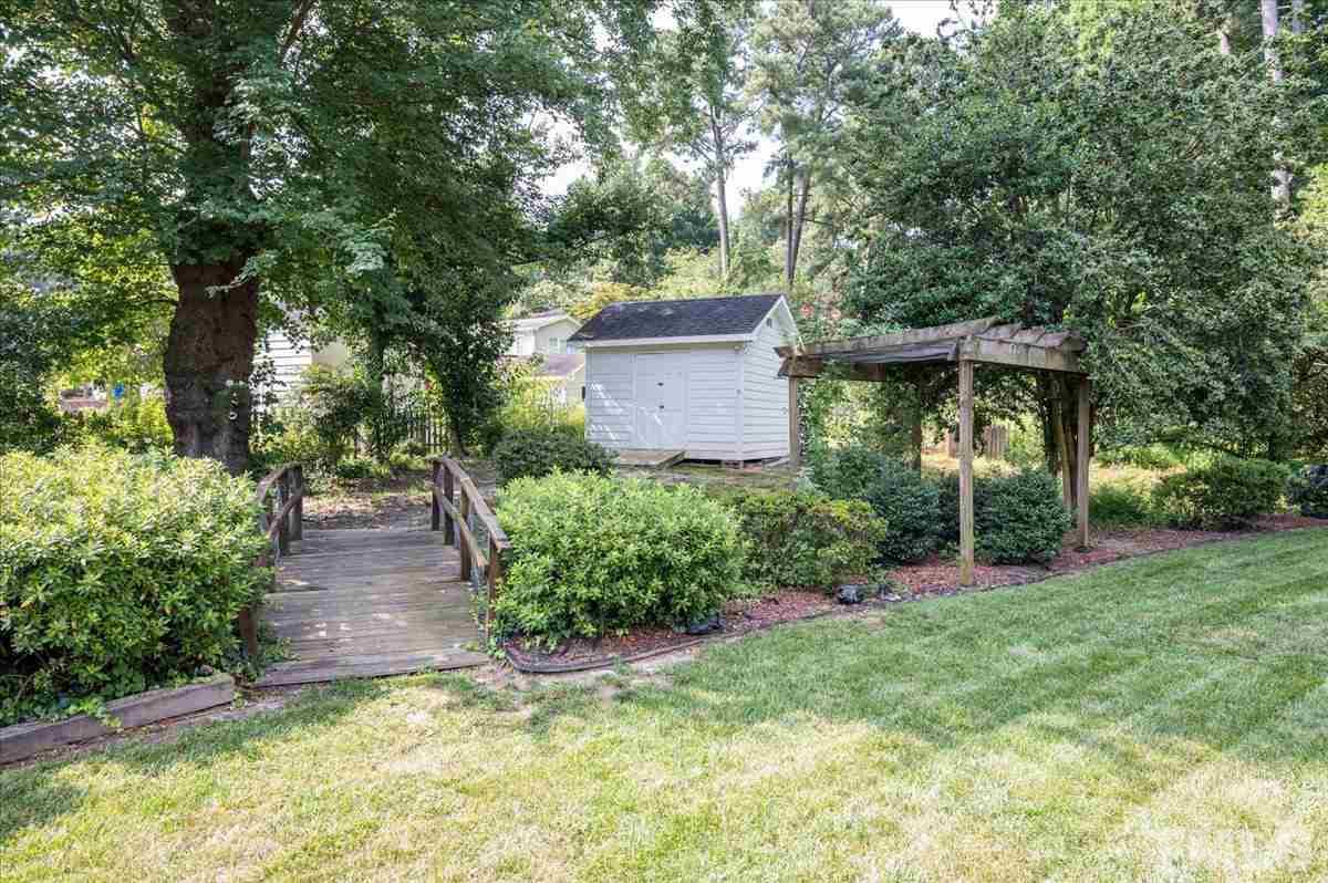 1007 Braxton Court Raleigh, NC 27606 - Photo 5 of 28 Gallery Image 5