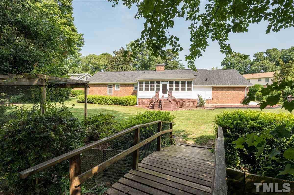 1007 Braxton Court Raleigh, NC 27606 - Photo 6 of 28 Gallery Image 6