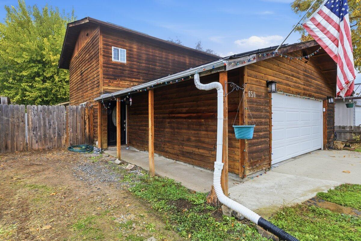 650 Sarah Lane Eagle Point, OR 97524 - Photo 3 of 19 a backyard of a house