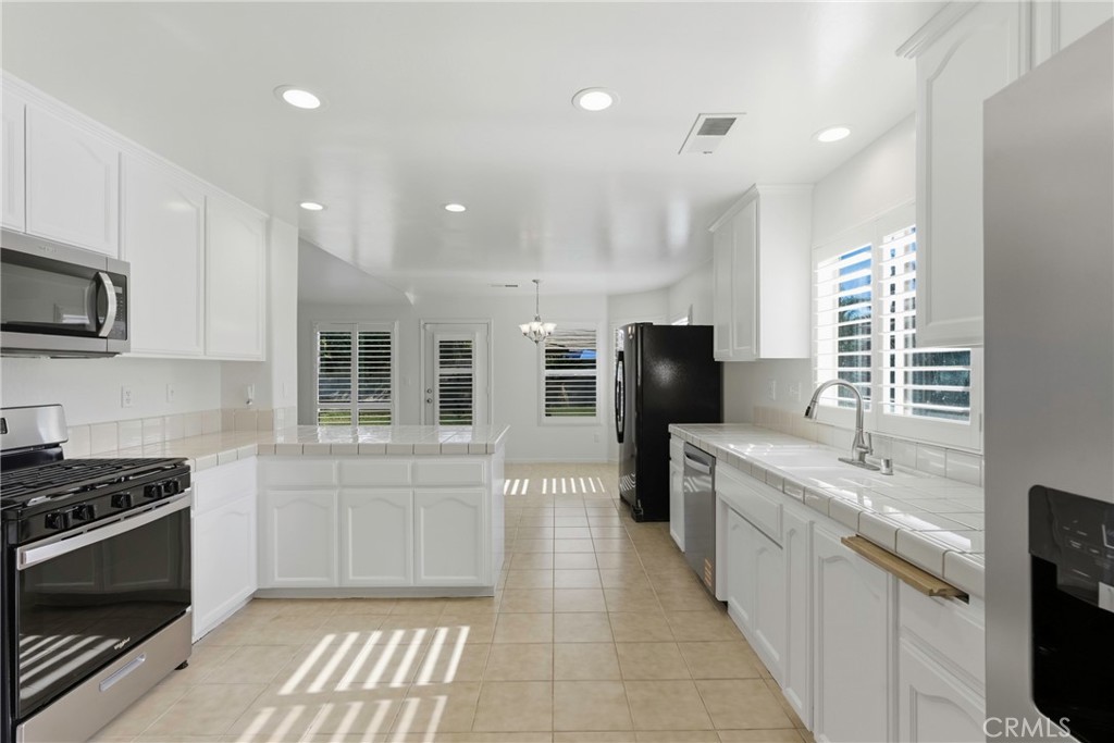 2306 Viso Way Bakersfield, CA 93313 - Photo 15 of 32