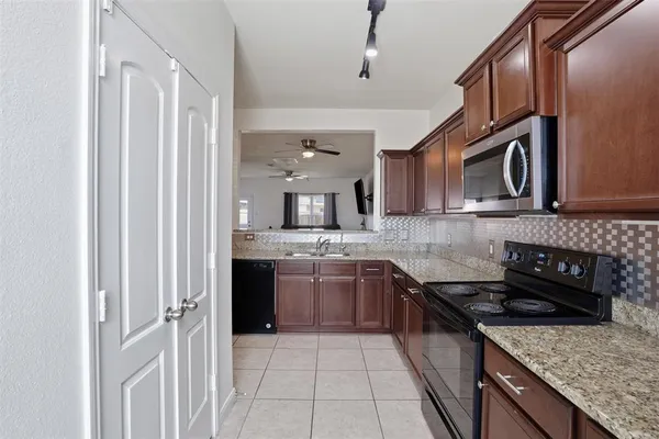 $358,900 | 158 Kennedy Drive, Venus, TX 76084