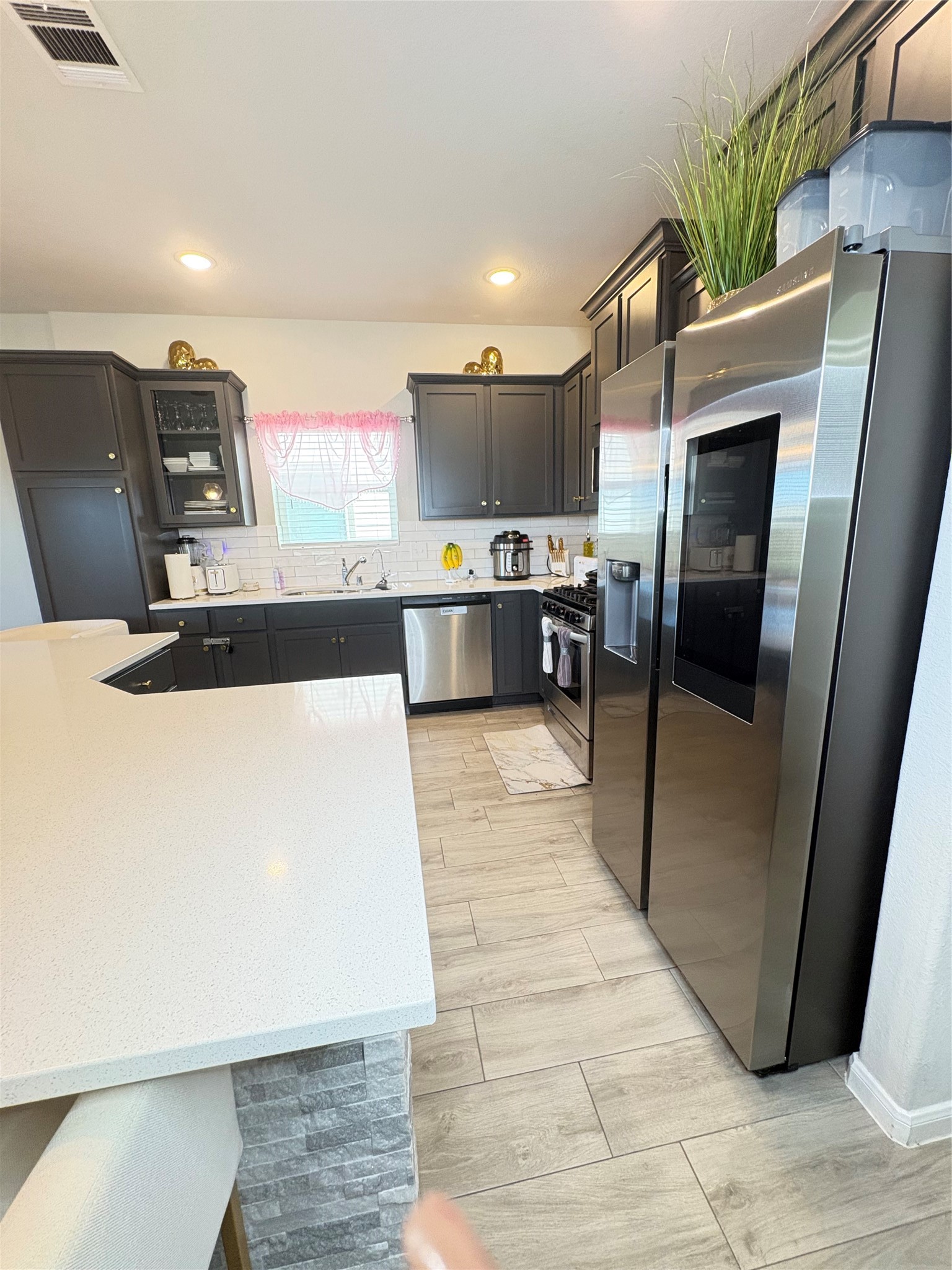 1239 Marvista Lane Rosharon, TX 77583 - Photo 11 of 50 a kitchen with stainless steel appliances a refrigerator and a stove