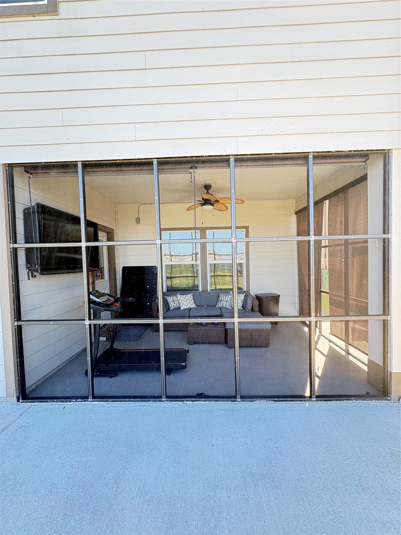 1239 Marvista Lane Rosharon, TX 77583 - Photo 19 of 50 an outdoor sitting area with furniture