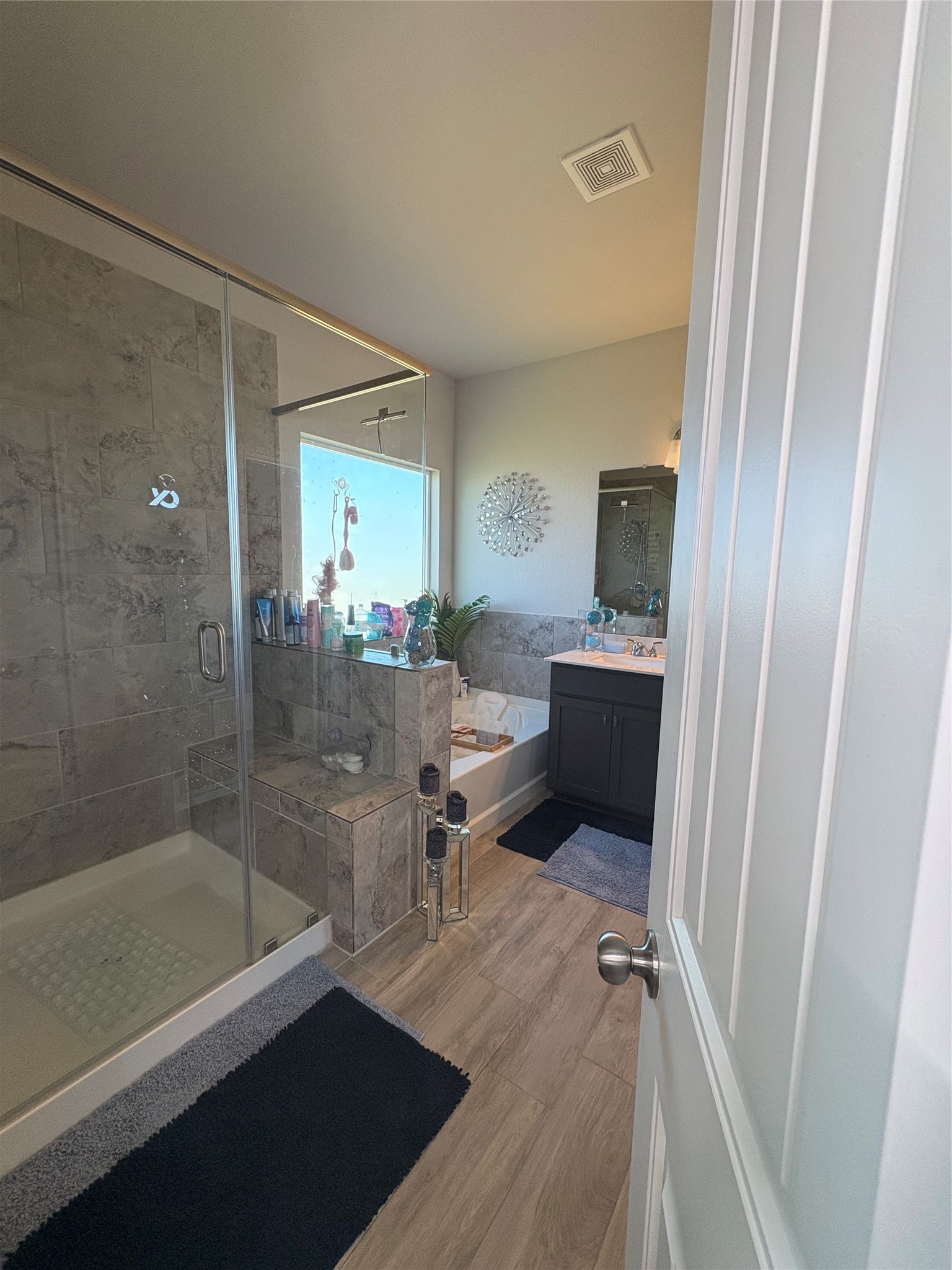 1239 Marvista Lane Rosharon, TX 77583 - Photo 23 of 50 a bathroom with a sink mirror toilet and bathtub