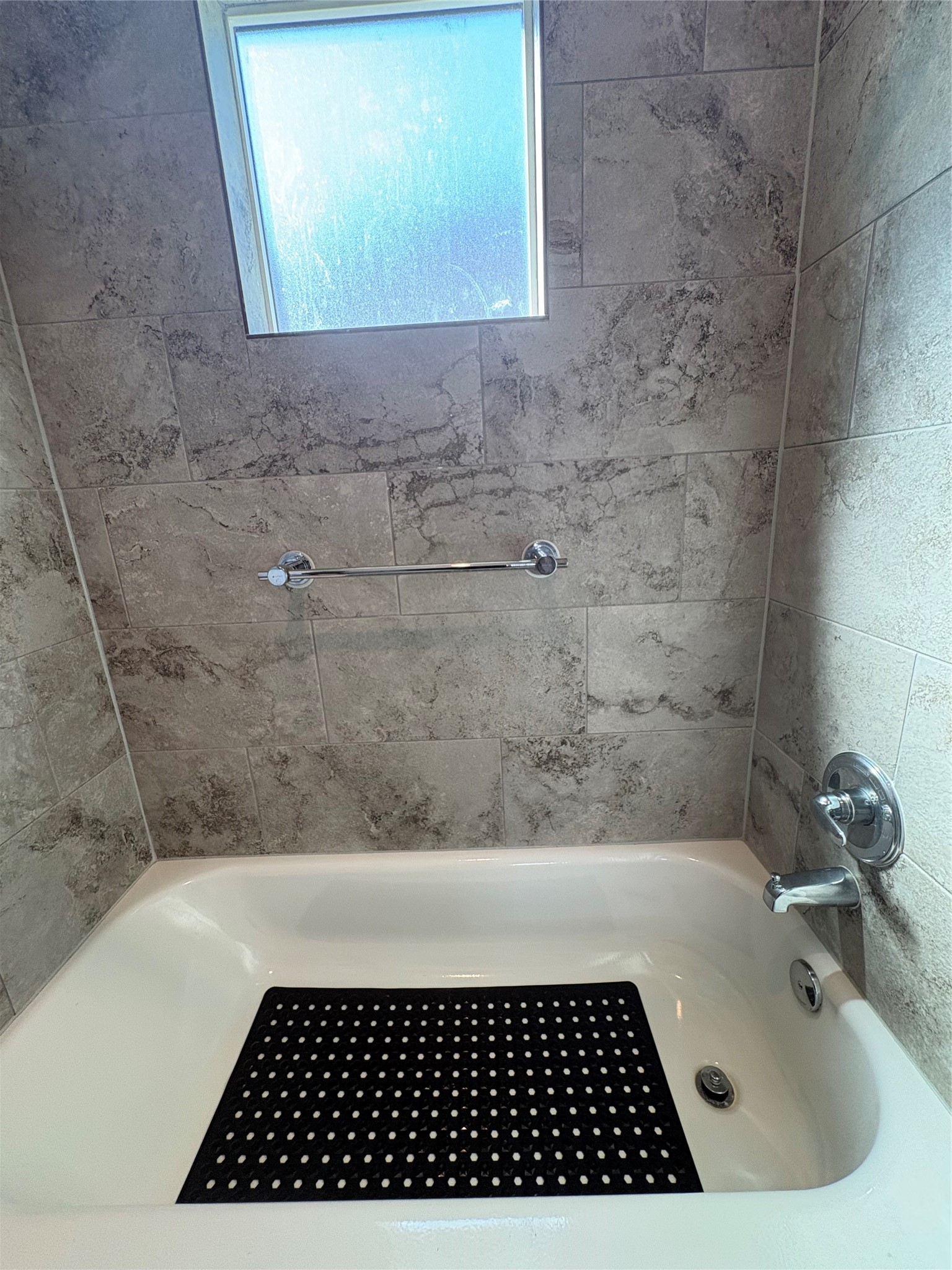 1239 Marvista Lane Rosharon, TX 77583 - Photo 32 of 50 a bathroom with a bathtub