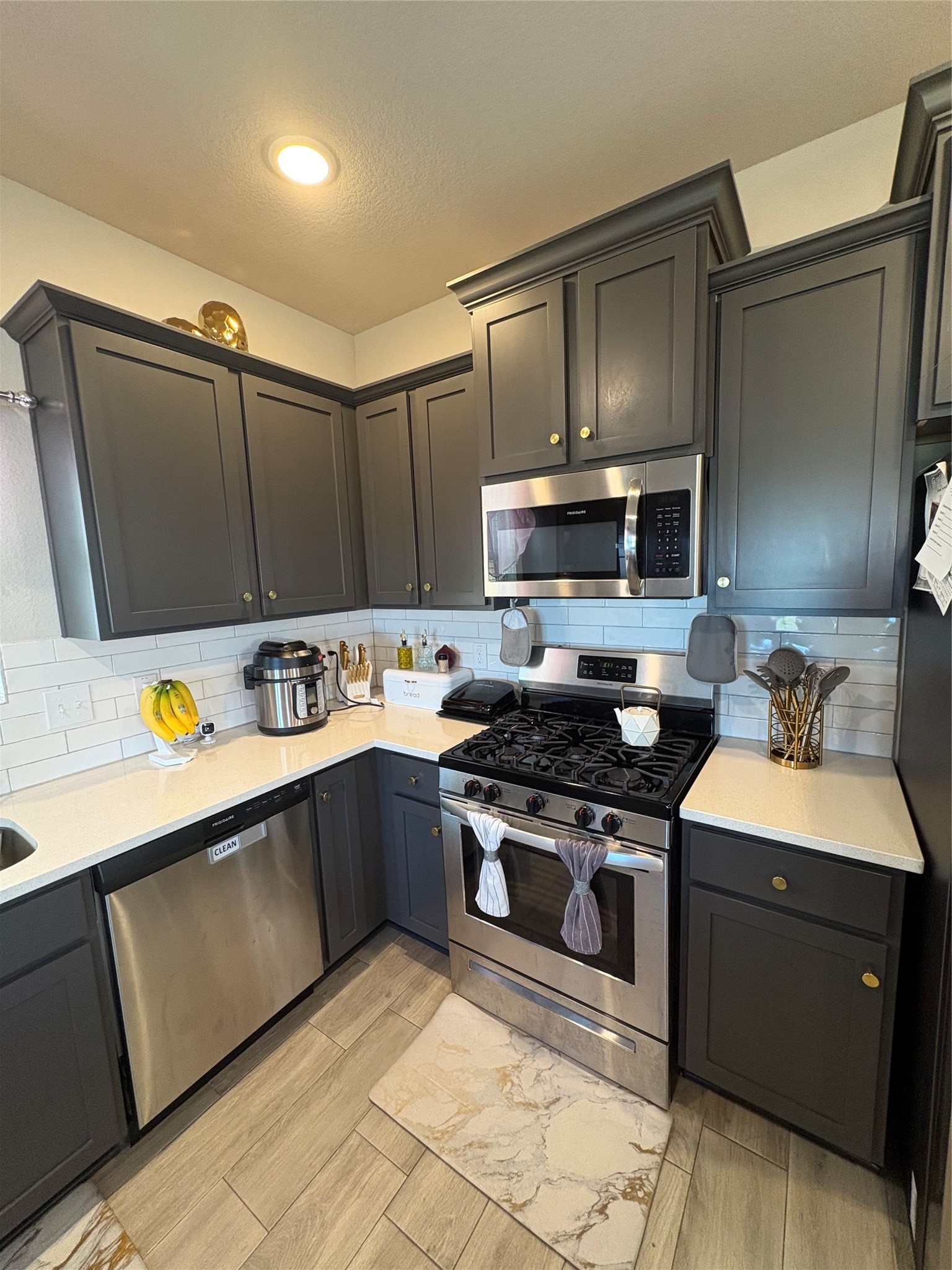 1239 Marvista Lane Rosharon, TX 77583 - Photo 9 of 50 a kitchen with stainless steel appliances granite countertop a stove a sink dishwasher and a refrigerator