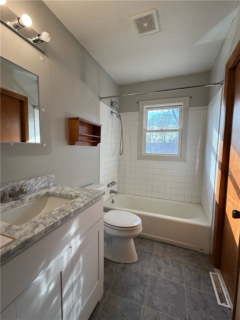 1202 Florida Avenue Decatur, IL 62521 - Photo 11 of 16 Upper level full bath
