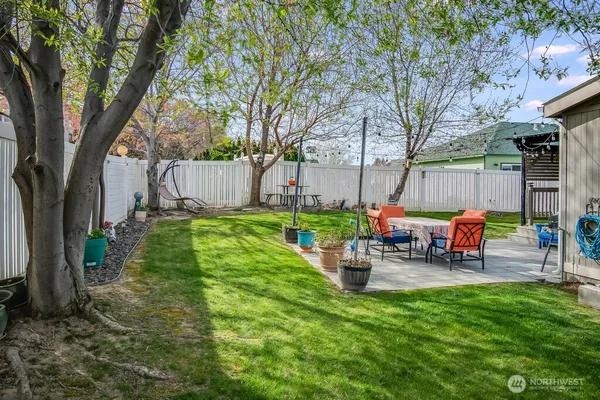 a view of a backyard with sitting area and furniture