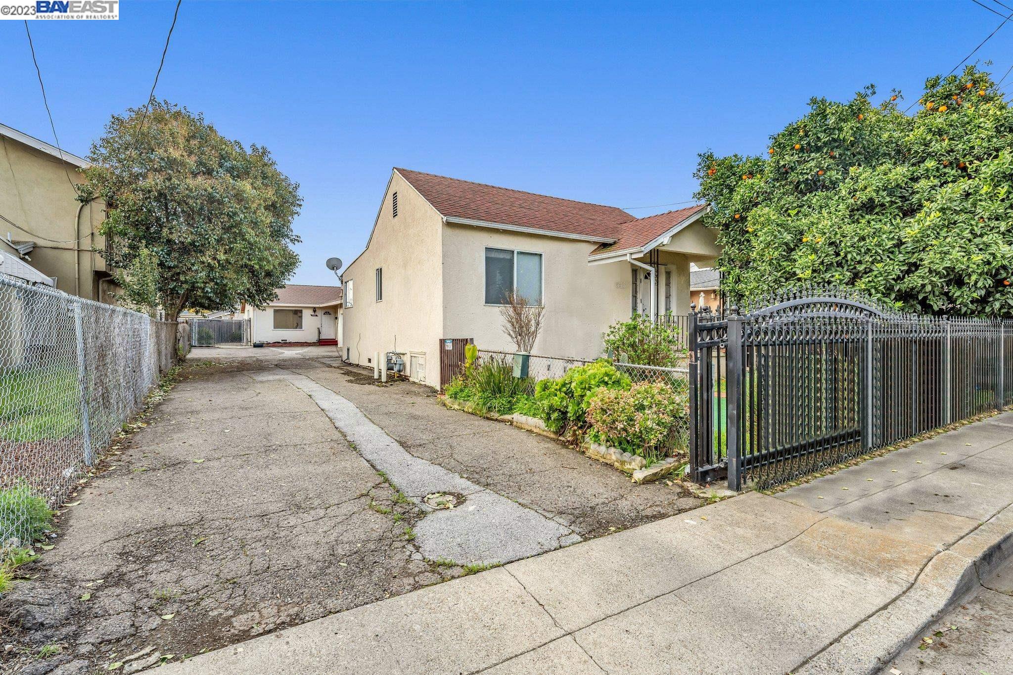 a view of a house with a backyard