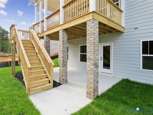 a view of a house with a small yard
