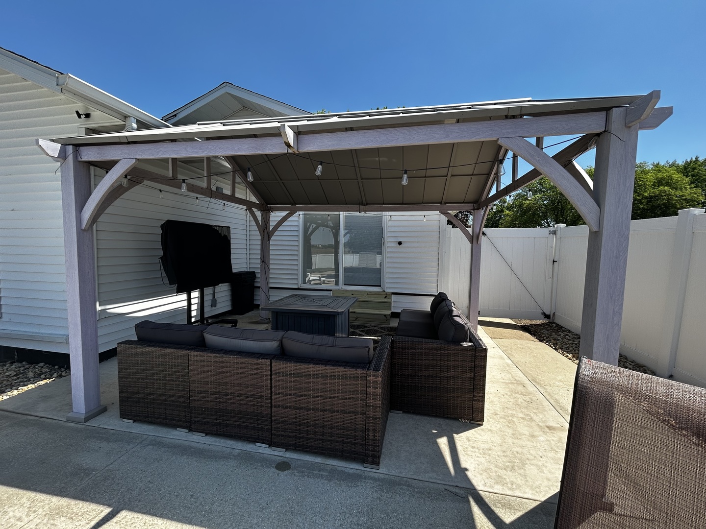 12795 Lawrence Road Sterling, IL 61081 - Photo 5 of 42 a front view of a house with a balcony
