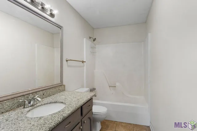 $137,000 | 4624 Parkoaks Drive, Unit 11, Baton Rouge, LA 70816