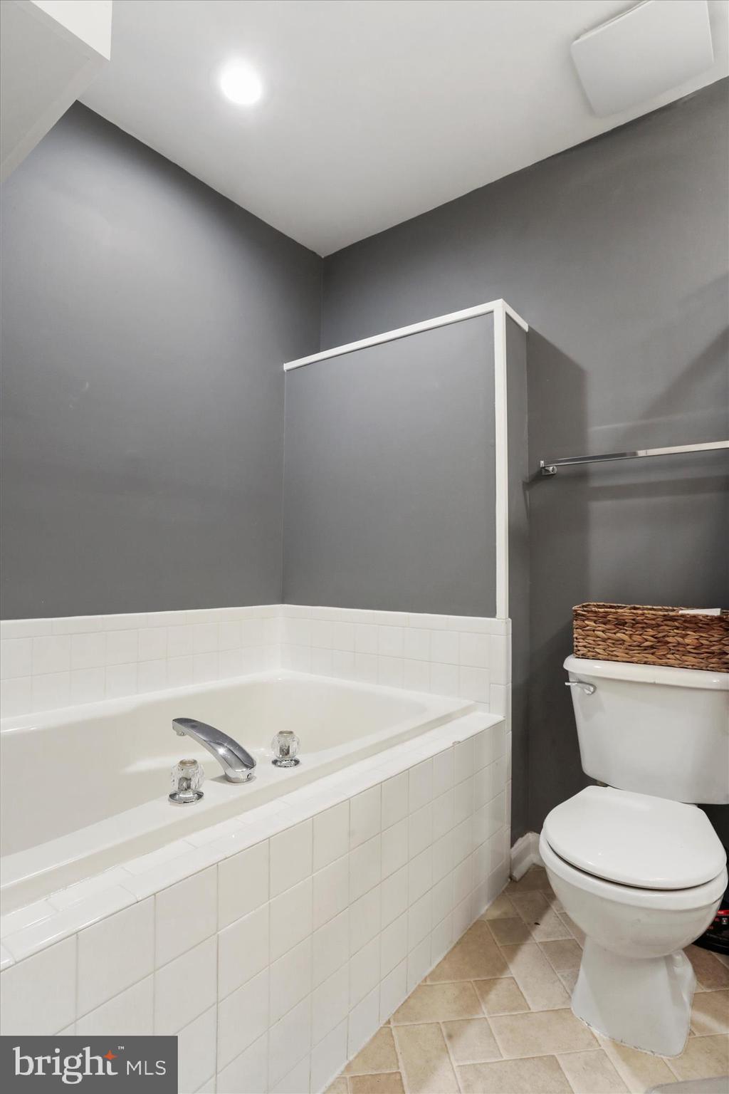 2015 Rosecrans Court Frederick, MD 21702 - Photo 15 of 33 Primary Bathroom